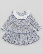 Sofia blaues gesmoktes Kleid mit Blumenmuster