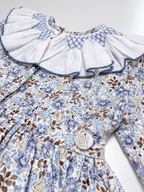 Sofia blaues gesmoktes Kleid mit Blumenmuster