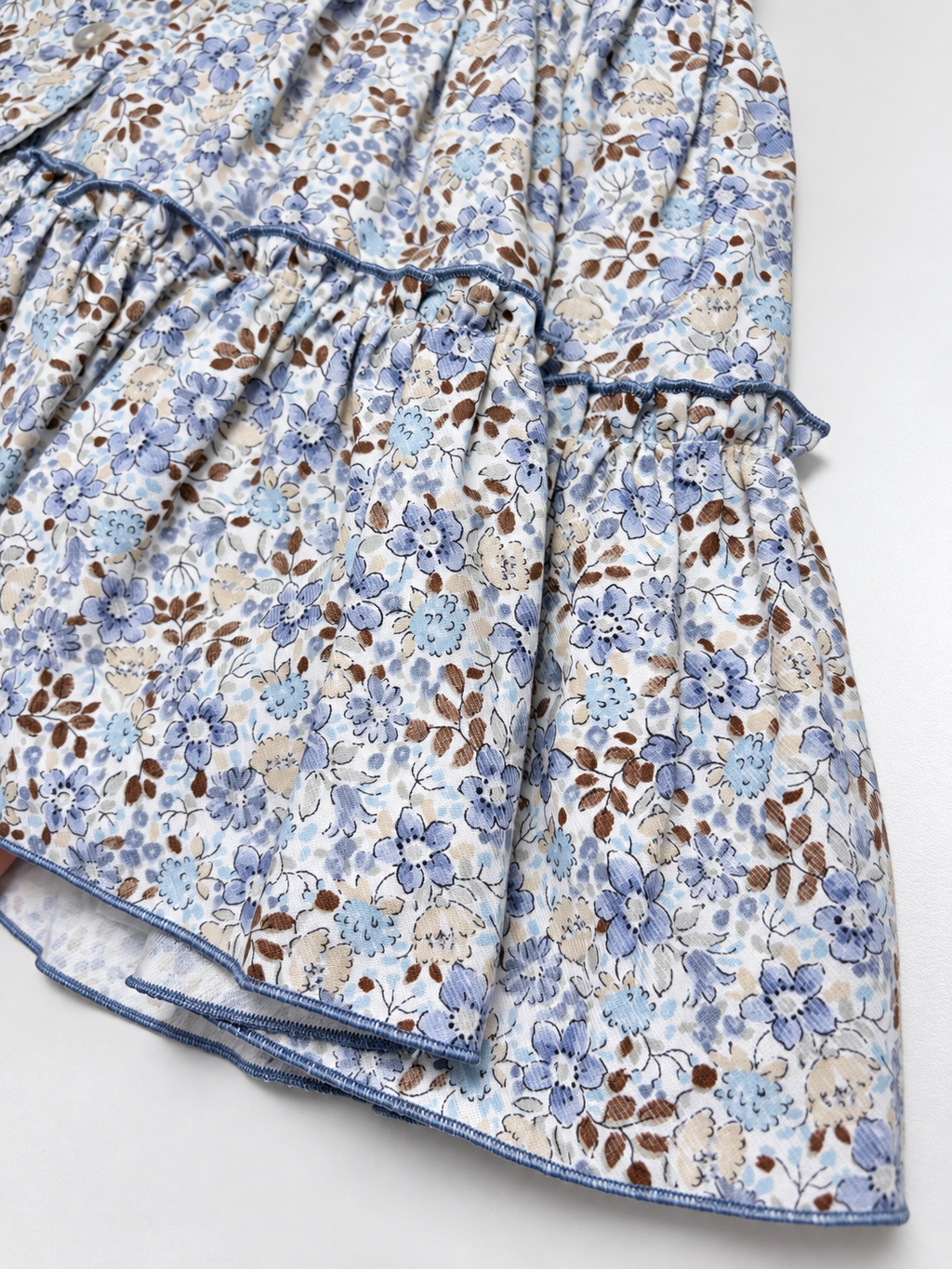 Sofia blaues gesmoktes Kleid mit Blumenmuster