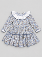 Sofia blaues gesmoktes Kleid mit Blumenmuster