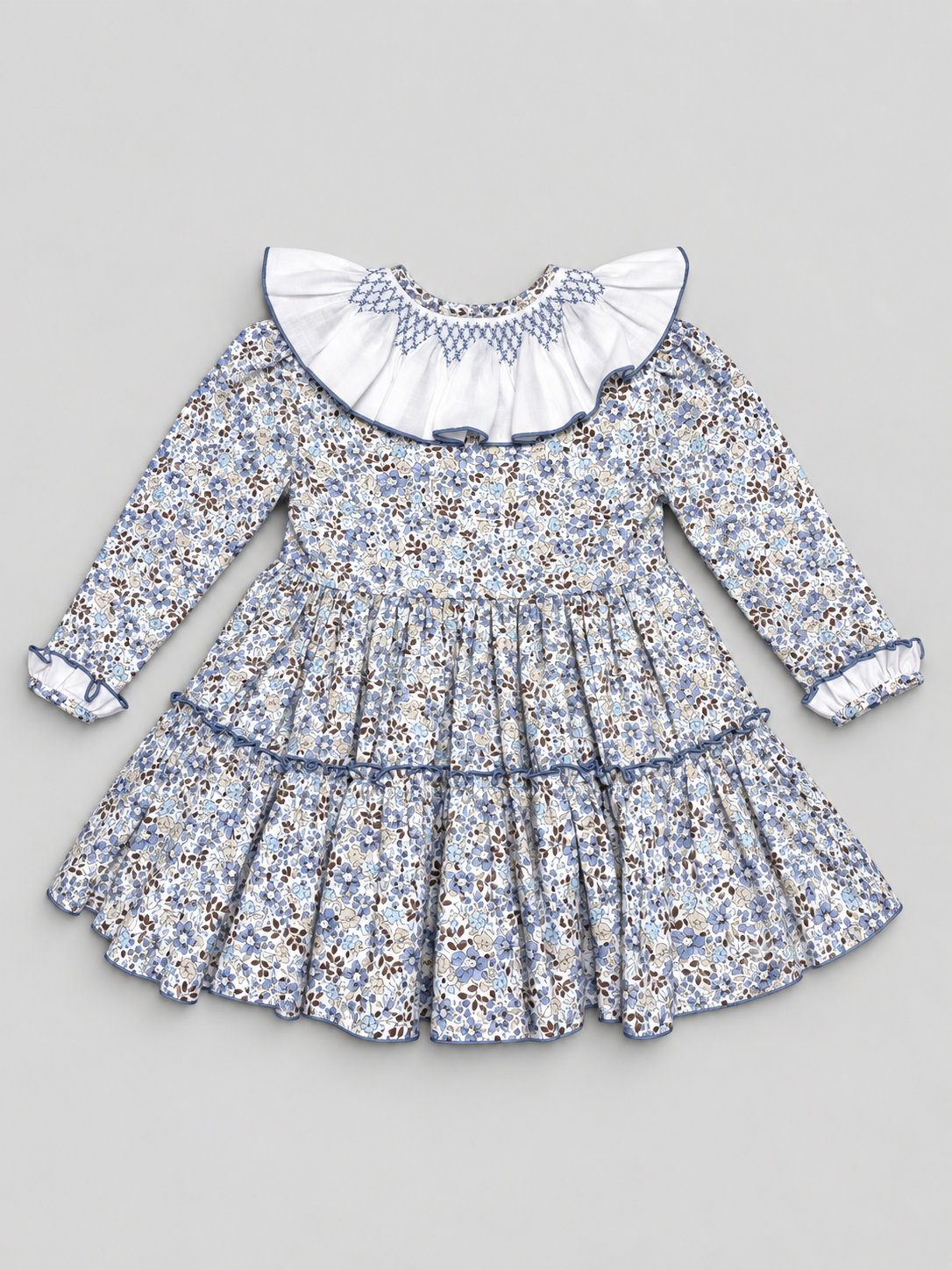 Sofia blaues gesmoktes Kleid mit Blumenmuster