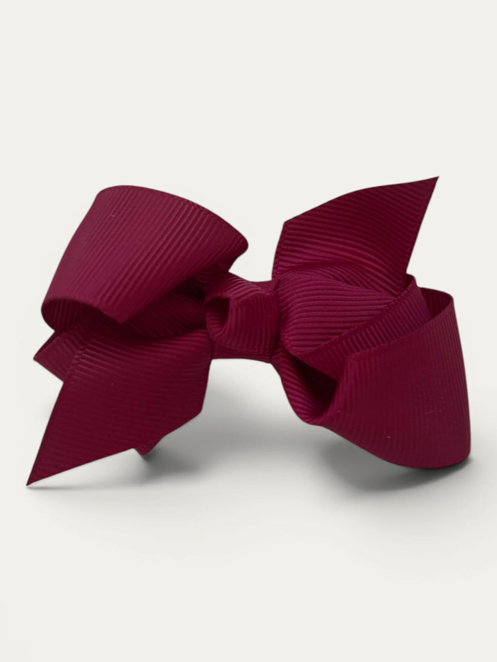 Fine grosgrain bow hair clip for girls; elegant texture, feminine silhouette, made in Spain and shipped from Switzerland.