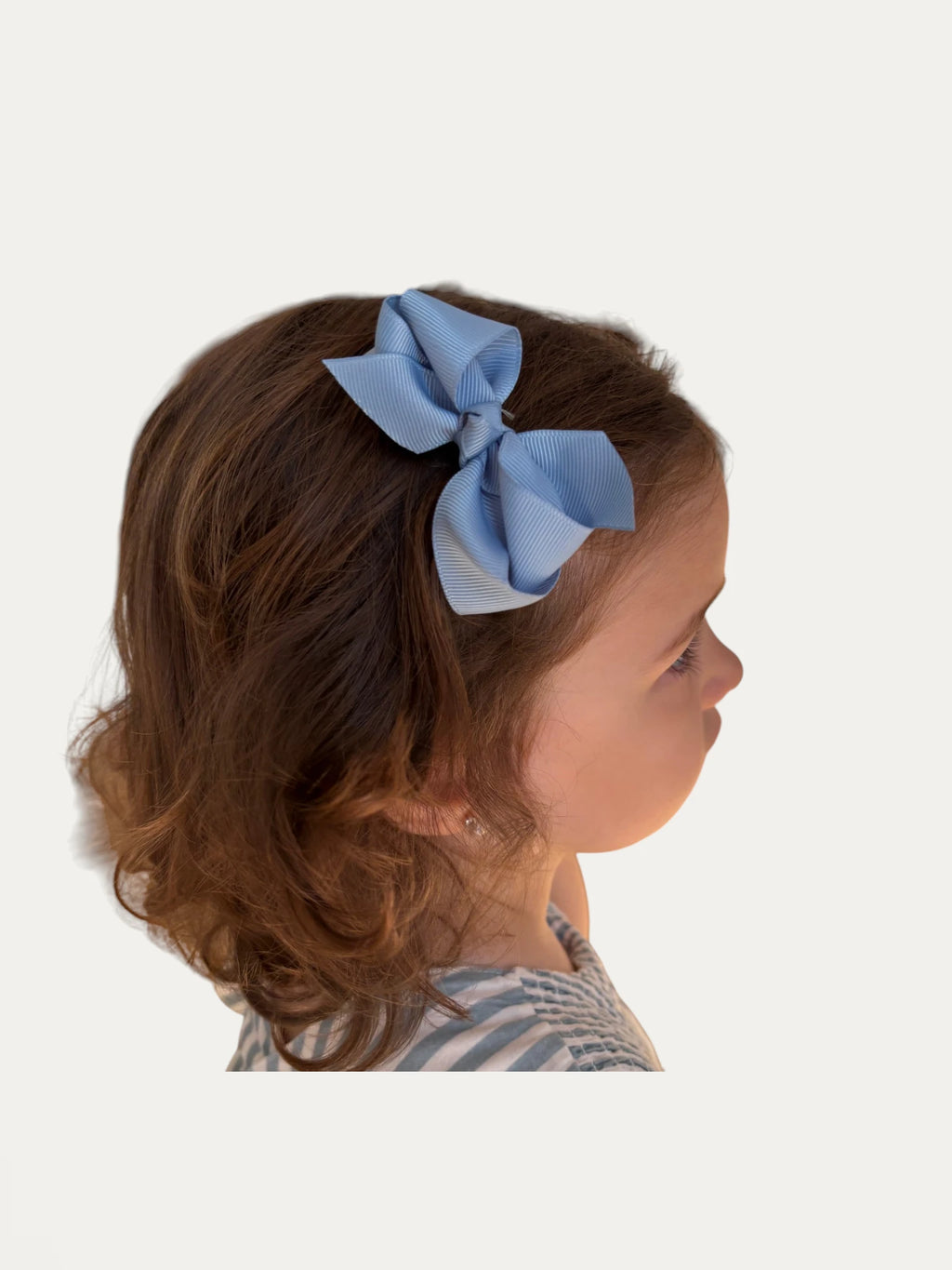 Fine grosgrain bow hair clip for girls; elegant texture, feminine silhouette, made in Spain and shipped from Switzerland.