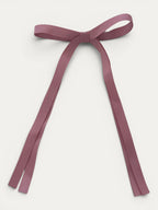 Classic long grosgrain bow clip for girls in French Rose; soft tone, elegant silhouette, made in Spain and shipped from Switzerland.