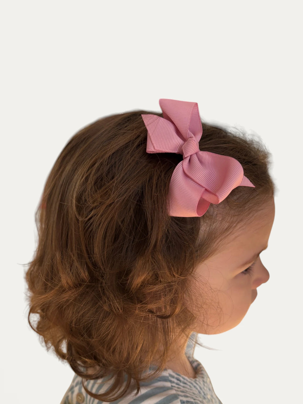 Fine grosgrain bow hair clip for girls; elegant texture, feminine silhouette, made in Spain and shipped from Switzerland.