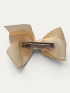 Fine grosgrain bow hair clip for girls; elegant texture, feminine silhouette, made in Spain and shipped from Switzerland.