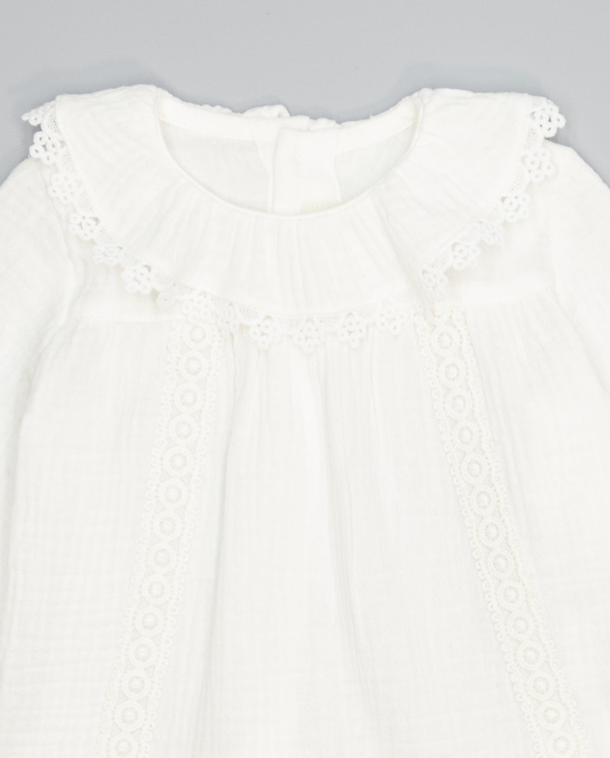 White structured cotton blouse with ruffled front and lace inserts - Mi Nina Kids