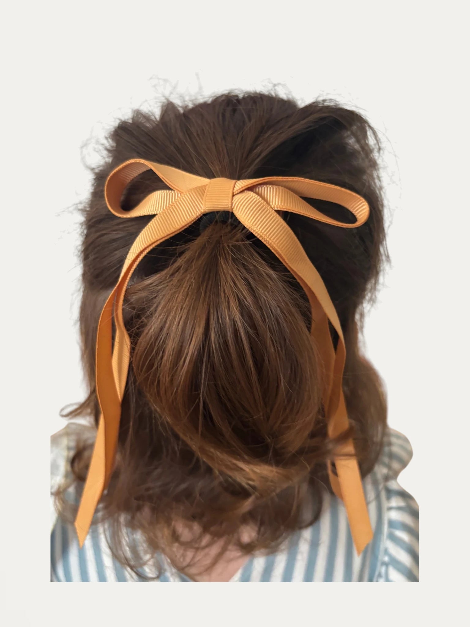 Classic long grosgrain bow clip for girls in Curry; warm tone, elegant silhouette, made in Spain and shipped from Switzerland.
