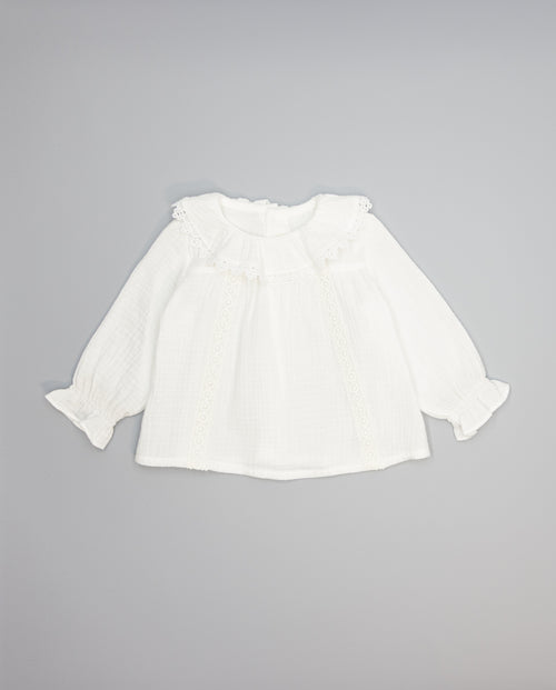 Baby shirt in structured cotton with collar ruffle finished in lace and front insert detail. Long sleeves with elastic and ruffle. - Mi Nina Kids