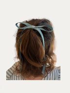Classic long grosgrain bow clip for girls in French Blue; elegant silhouette, made in Spain and shipped from Switzerland.