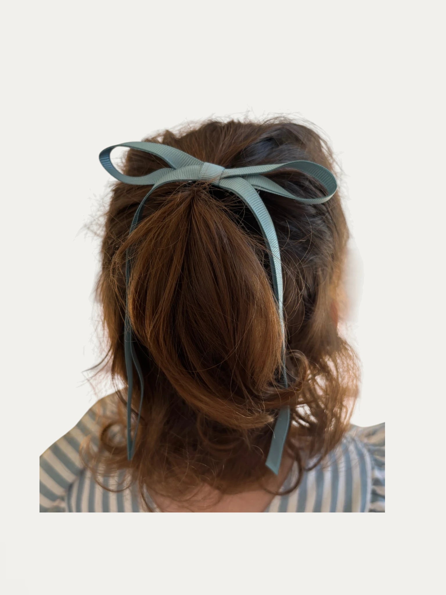 Classic long grosgrain bow clip for girls in French Blue; elegant silhouette, made in Spain and shipped from Switzerland.