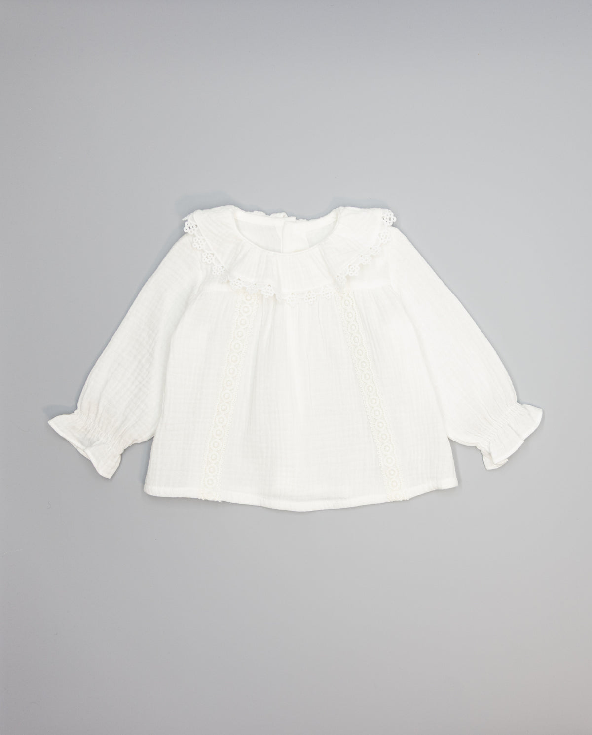 White structured cotton blouse with ruffled front and lace inserts - Mi Nina Kids