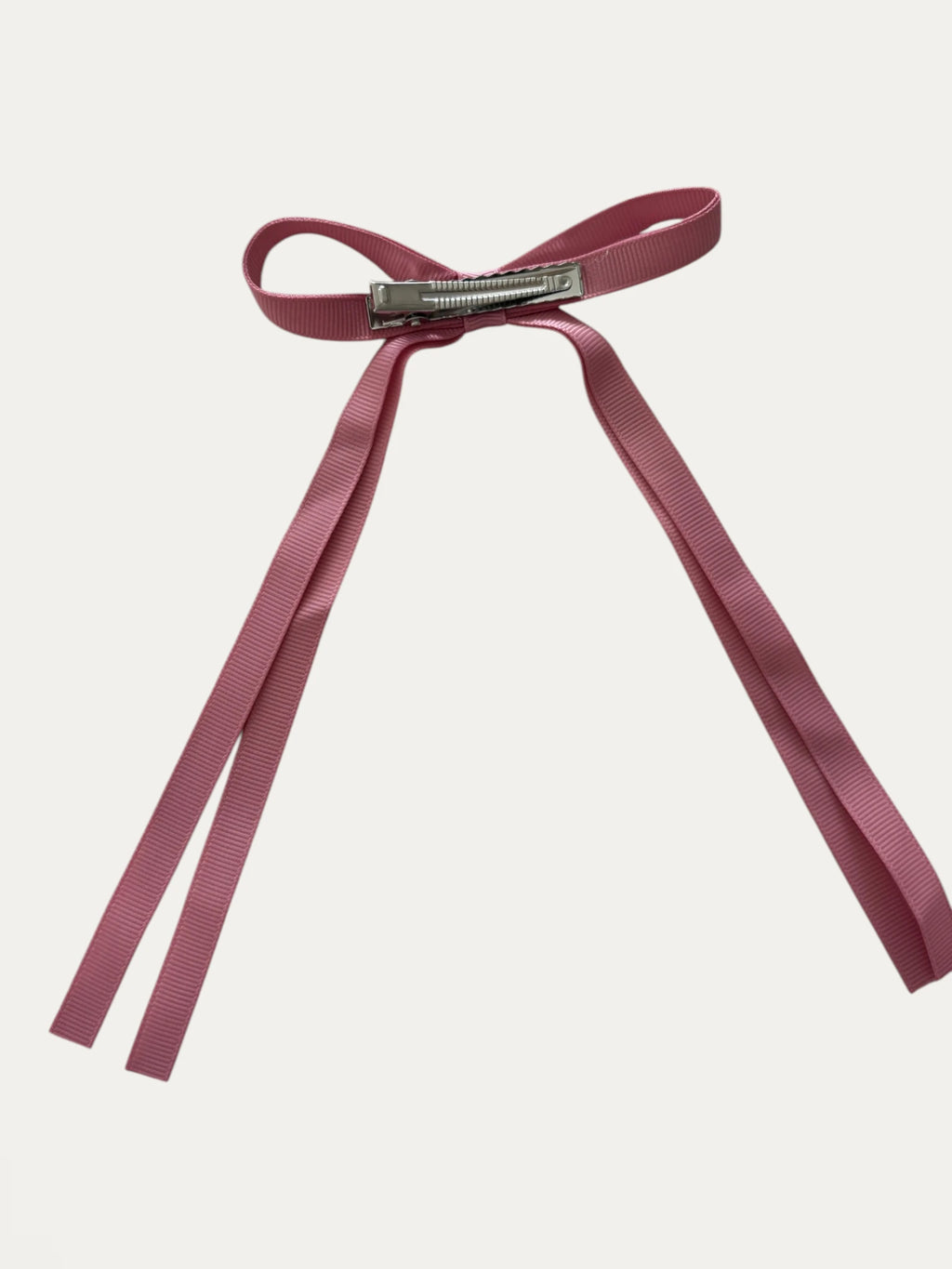 Classic long grosgrain bow clip for girls in French Rose; soft tone, elegant silhouette, made in Spain and shipped from Switzerland.