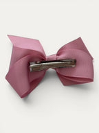 Fine grosgrain bow hair clip for girls; elegant texture, feminine silhouette, made in Spain and shipped from Switzerland.