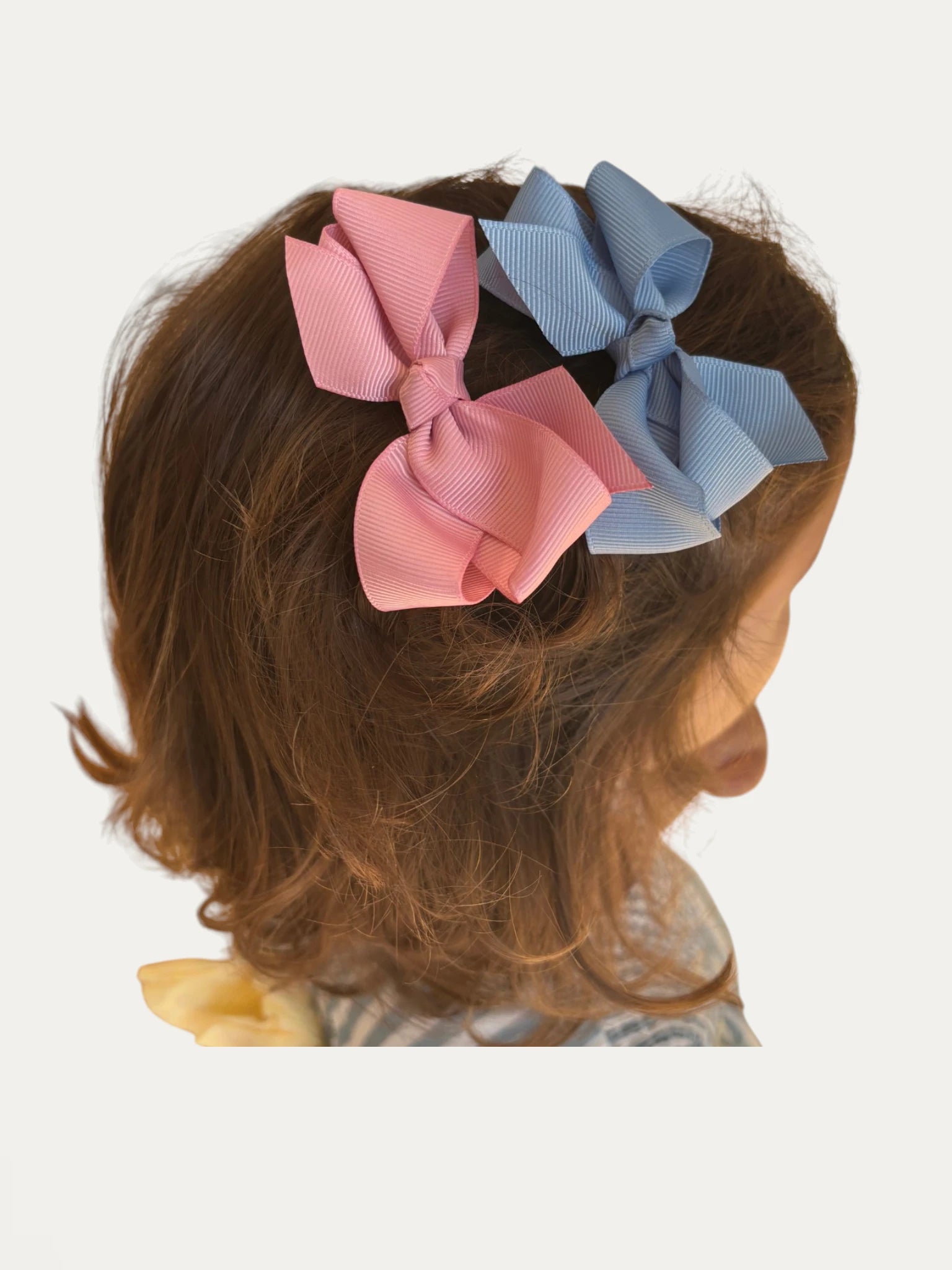 Fine grosgrain bow hair clip for girls; elegant texture, feminine silhouette, made in Spain and shipped from Switzerland.