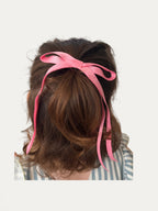 Classic long grosgrain bow clip for girls in Light Fuchsia; soft bright tone, elegant silhouette, made in Spain and shipped from Switzerland.