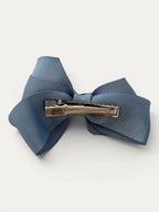 Fine grosgrain bow hair clip for girls; elegant texture, feminine silhouette, made in Spain and shipped from Switzerland.